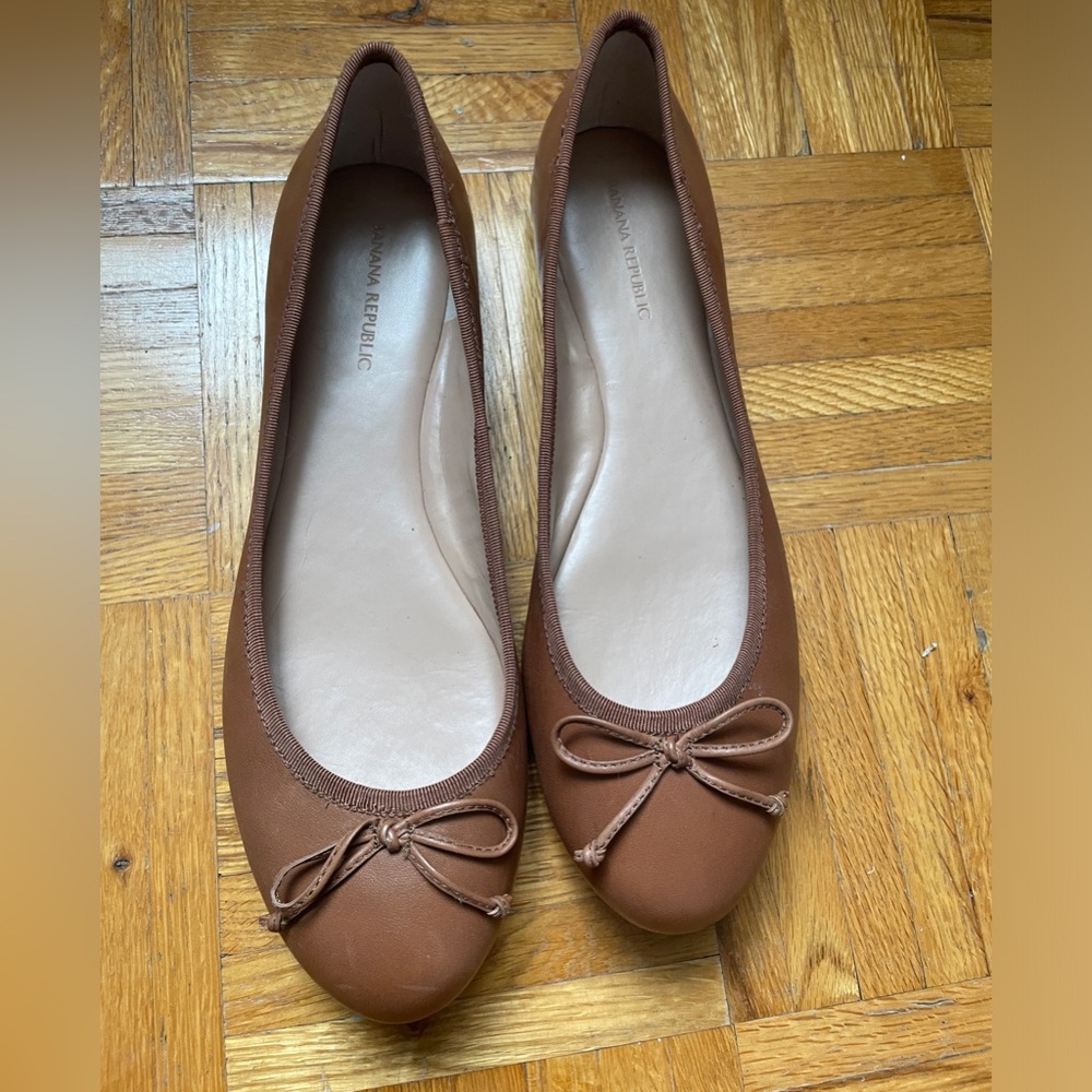 Banana republic ballet flats barely worn.